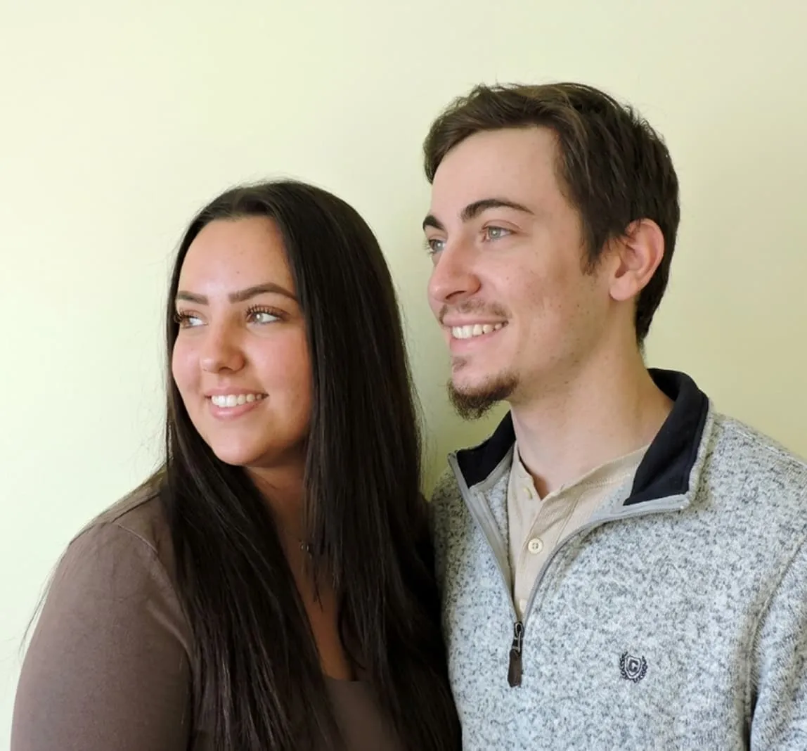 Casal feliz com sorriso renovado