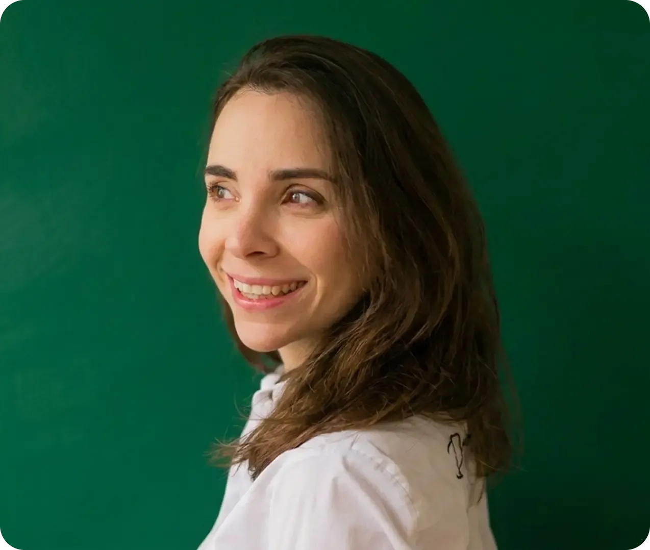 Mulher sorrindo olhando para a esquerda